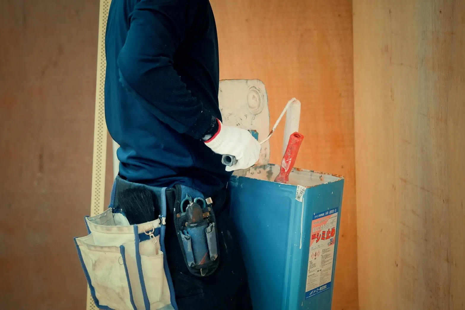 有限会社立装の職人による外壁塗装風景